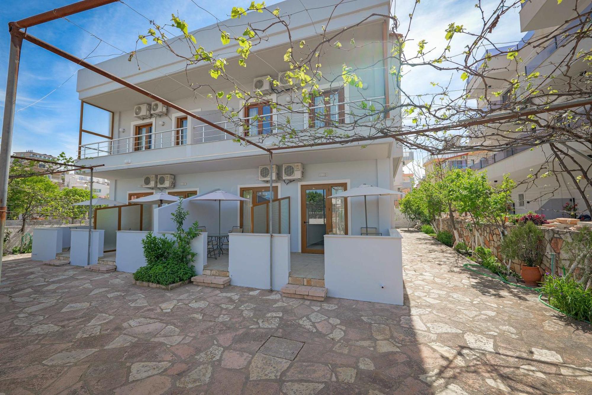 Guest House Moonlight Ksamil Bagian luar foto