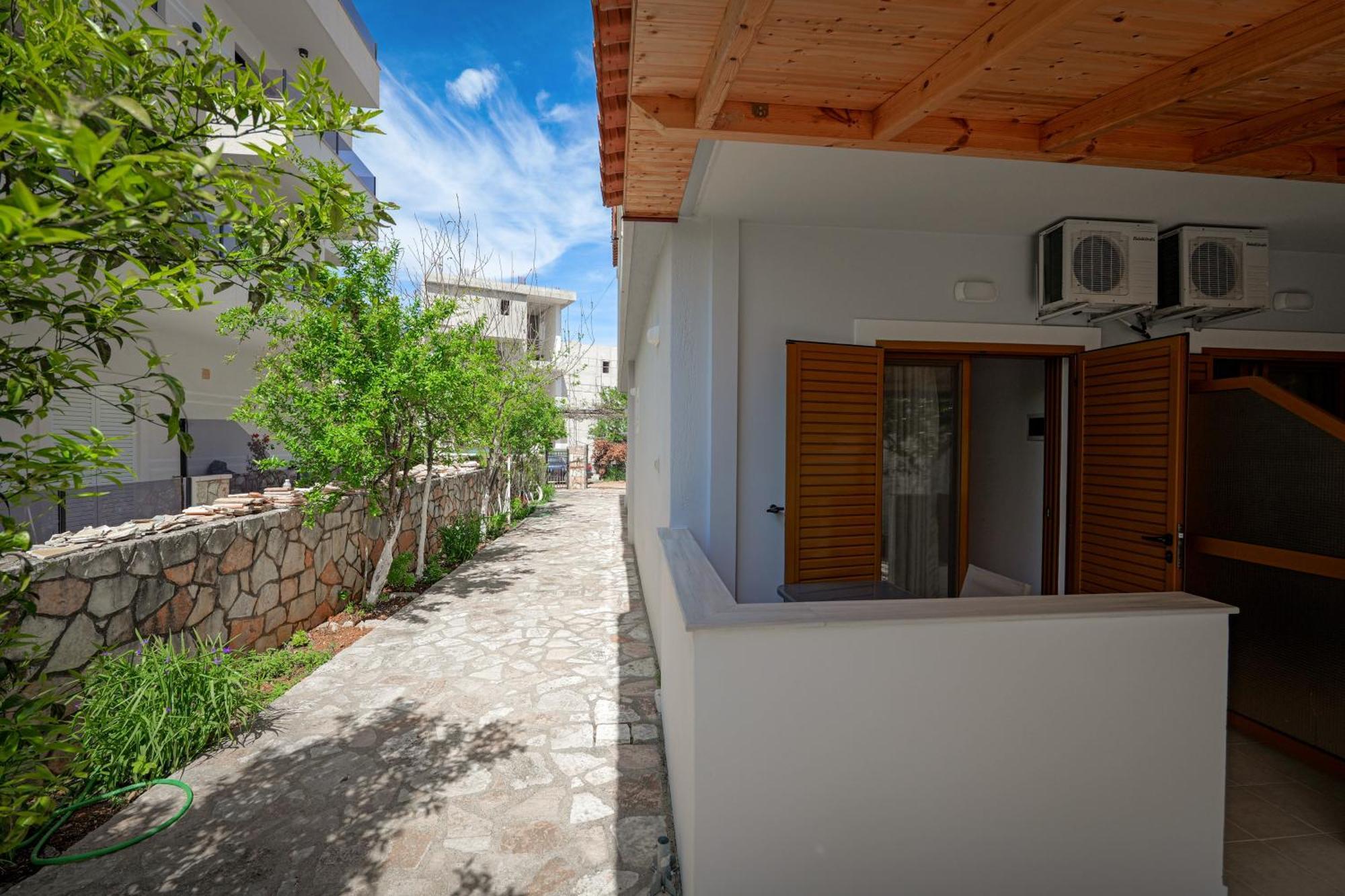 Guest House Moonlight Ksamil Bagian luar foto