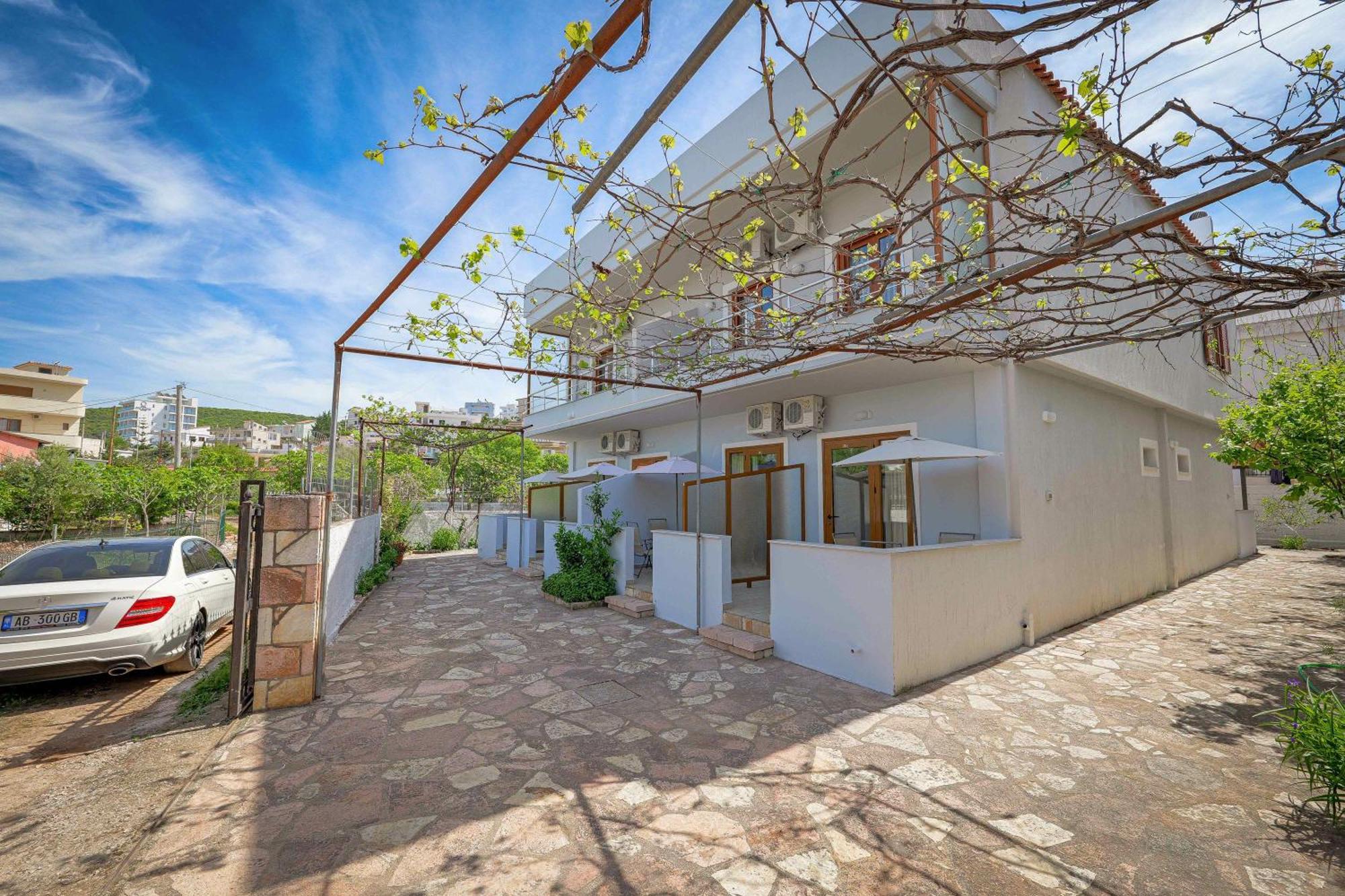 Guest House Moonlight Ksamil Bagian luar foto