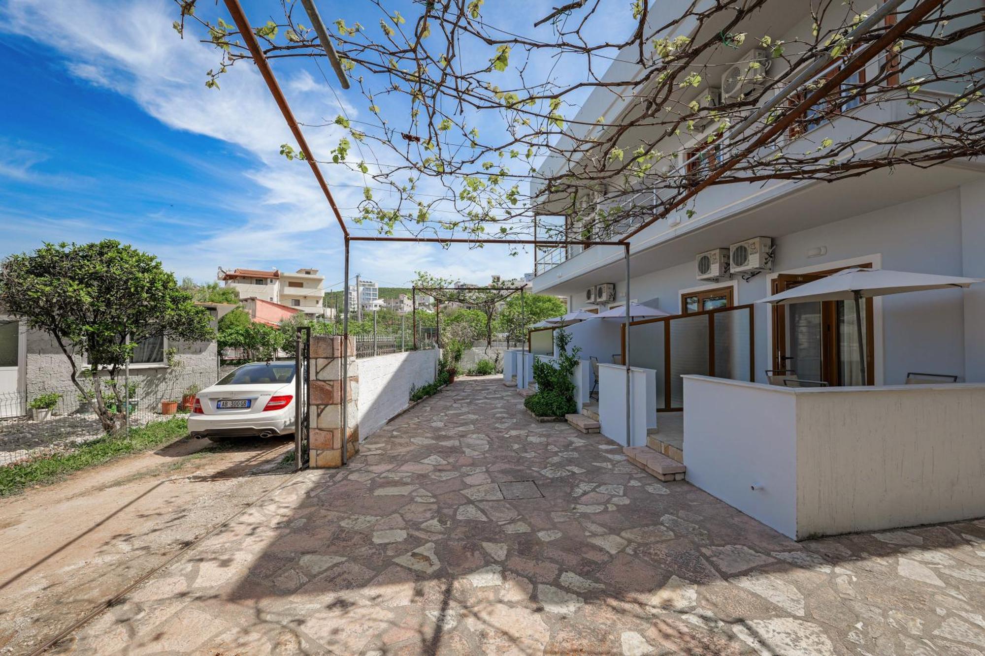 Guest House Moonlight Ksamil Bagian luar foto