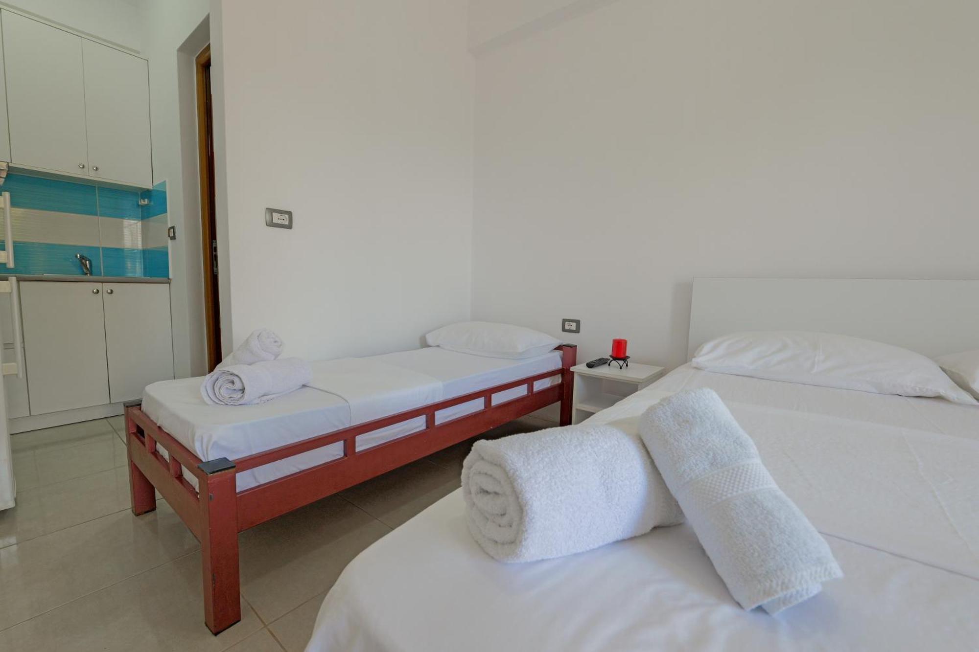 Guest House Moonlight Ksamil Bagian luar foto