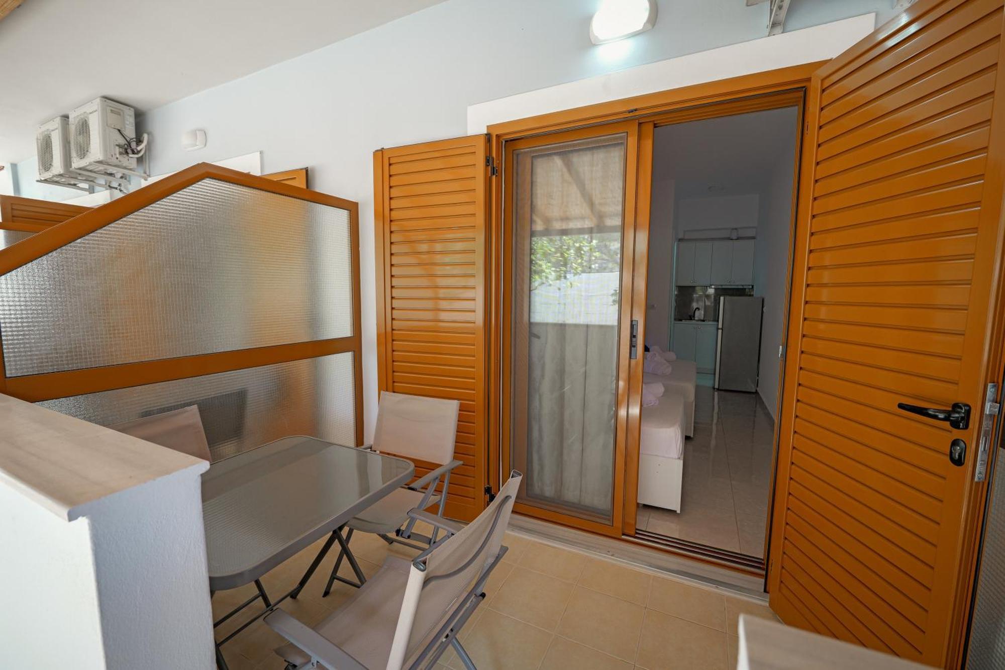 Guest House Moonlight Ksamil Bagian luar foto