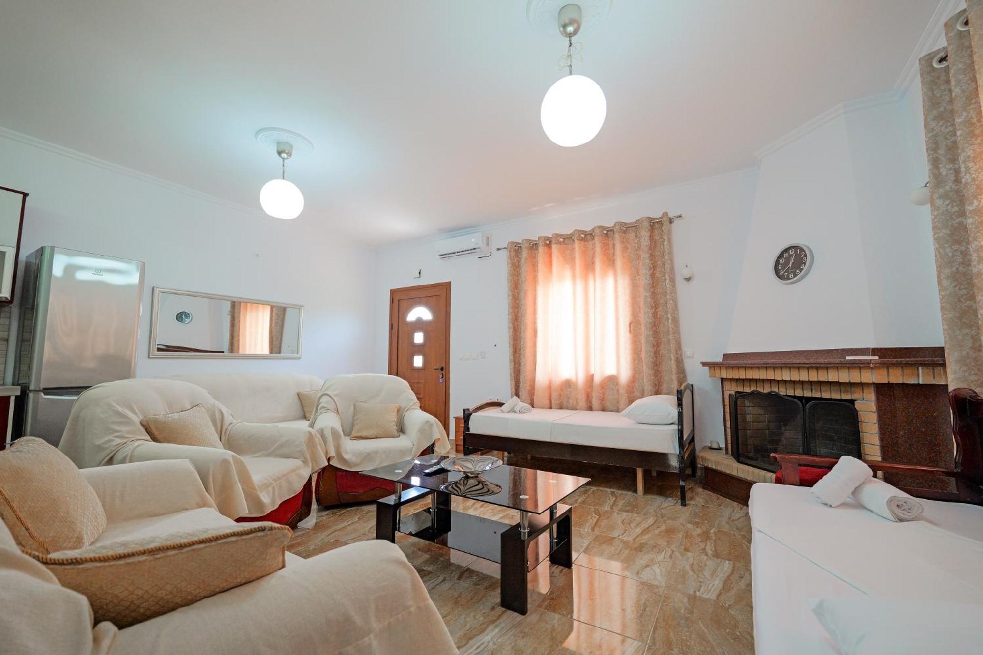Guest House Moonlight Ksamil Bagian luar foto